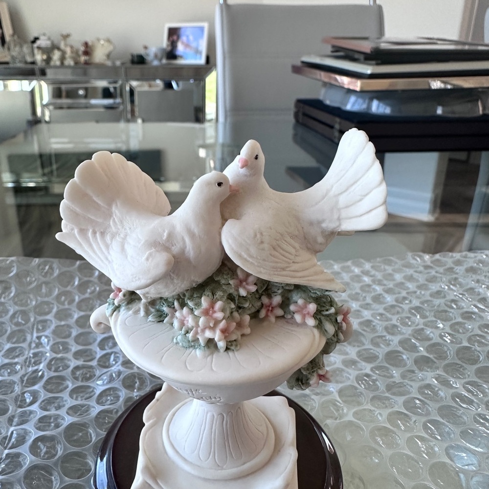 Giuseppe Armani Dove Figurine with Pink Floral Accents